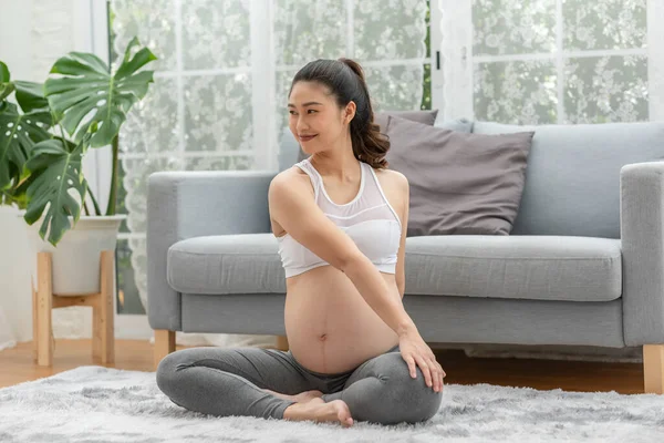 Happy Calm Pregnant Woman Duduk Yoga Mat Dan Peregangan Pemanasan — Stok Foto