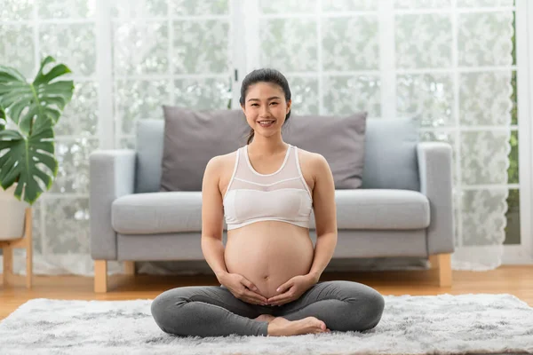 Gelukkig Zwanger Aziatische Vrouw Zitten Bed Houden Strelen Haar Dikke — Stockfoto