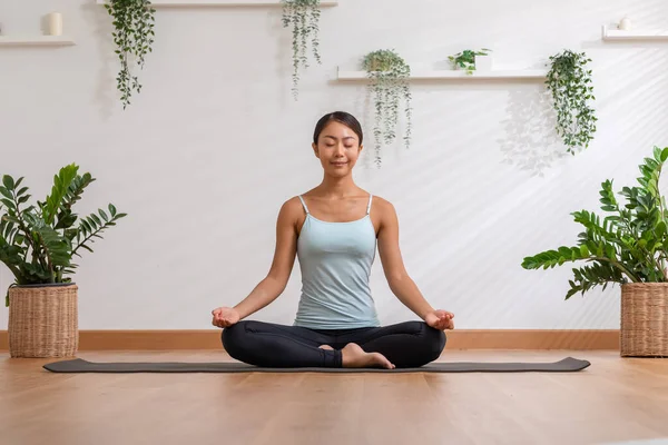 Tenang Dari Kebugaran Wanita Muda Asia Duduk Yoga Tikar Melakukan — Stok Foto