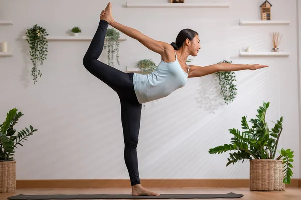 Happy Athletic Asian Woman Practice Yoga King Dancer Pose Natarajasana — Fotografia de Stock