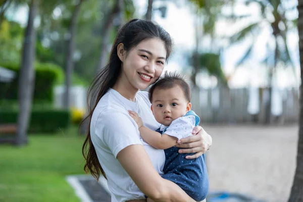 Ibu Asia Yang Bahagia Memegang Bayi Yang Baru Lahir Sambil — Stok Foto