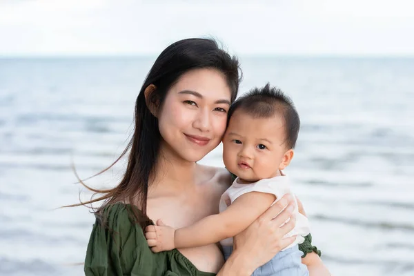Happy Cute Bayi Laki Laki Dengan Ibunya Pantai Musim Panas — Stok Foto