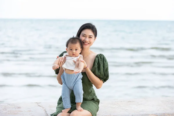 Happy Cute Bayi Laki Laki Dengan Ibunya Pantai Musim Panas — Stok Foto