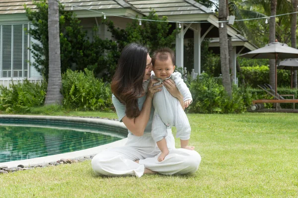 Ibu Orang Asia Yang Bahagia Mencium Bayinya Yang Baru Lahir — Stok Foto