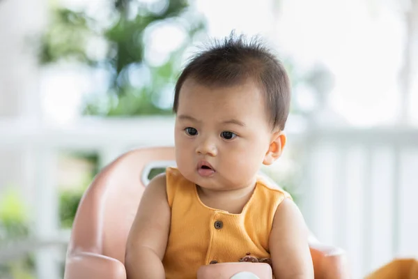 Bayi Asia Yang Baru Lahir Bahagia Duduk Kursi Bayi Tersenyum — Stok Foto