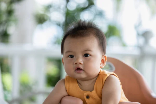 Bayi Asia Yang Baru Lahir Bahagia Duduk Kursi Bayi Tersenyum — Stok Foto