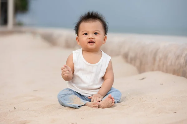 Bayi Asia Yang Manis Duduk Pasir Menghabiskan Waktu Untuk Belajar — Stok Foto