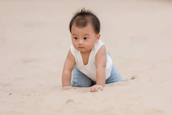 กทารกเอเช ขภาพด คลานอย บนชายหาดเพ อเร ยนร จะคลานออกไปข างนอก ทารกท าให — ภาพถ่ายสต็อก