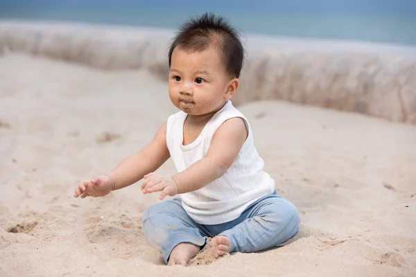 กทารกเอเช ขภาพด คลานอย บนชายหาดเพ อเร ยนร จะคลานออกไปข างนอก ทารกท าให — ภาพถ่ายสต็อก