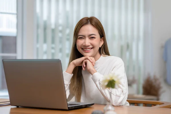 Щаслива Азіатська Молода Жінка Посміхається Комп Ютерним Ноутбуком Працює Домашньому — стокове фото