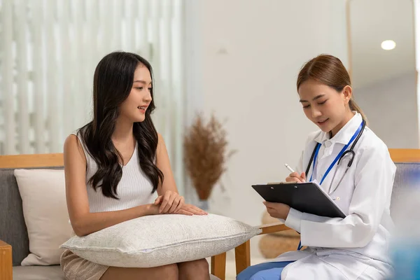 Wanita Dokter Asia Mengunjungi Pasien Wanita Untuk Mendiagnosis Dan Memeriksa — Stok Foto