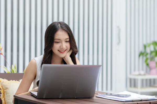 Pengusaha Cantik Wanita Muda Asia Bisnis Mengenakan Pekerjaan Kasual Online — Stok Foto