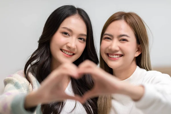 Lgbtq Pasangan Lesbian Asia Membuat Bentuk Hati Tanda Pelukan Dan — Stok Foto