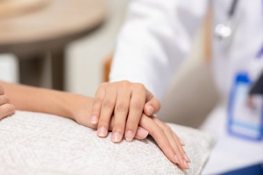 Doktor ya da hemşirenin eli hastaların umutlarını kucaklıyor ve kanserle savaşmaya teşvik ediyor. Kanser günü. Kadın Sağlığı, Göğüs Kanseri Konsepti