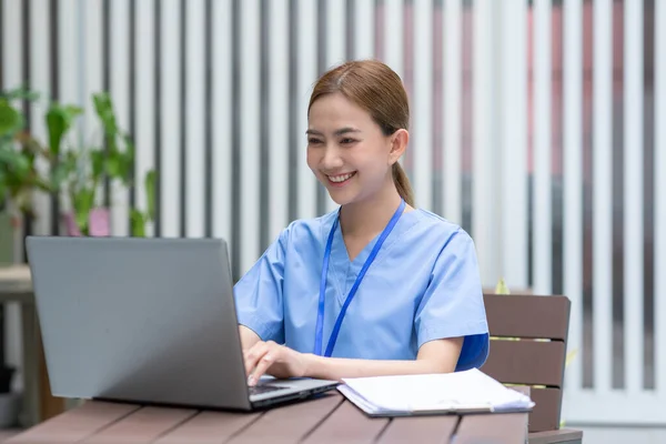 Asiática Mujer Médico Sonrisa Mirando Trabajando Computadora Portátil Mesa Trabajo —  Fotos de Stock