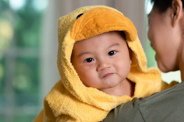 Bayi Asia Yang Bahagia Tersenyum Dan Tertawa Memakai Baju Mandi — Stok Foto