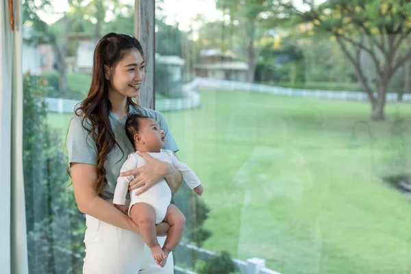 Ibu Asia Memegang Bayinya Yang Baru Lahir Tangan Dan Melihat — Stok Foto