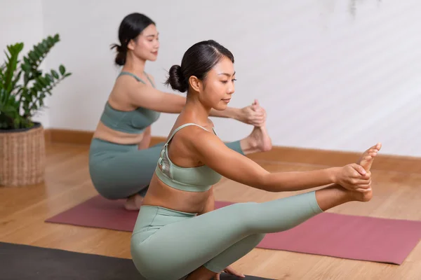 Tenang Kebugaran Pasangan Wanita Muda Asia Duduk Tikar Yoga Melakukan — Stok Foto