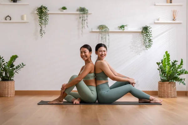 Pasangan Asia Wanita Muda Duduk Kembali Belakang Pada Yoga Senyum — Stok Foto