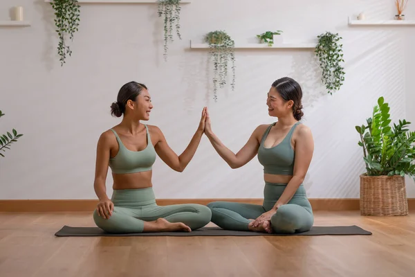Pasangan Asia Wanita Muda Duduk Yoga Mat Dan Lima Setelah — Stok Foto
