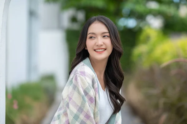 Piękna Azjatycka Młoda Kobieta Uśmiecha Się Wesoła Pewna Siebie Słodka — Zdjęcie stockowe