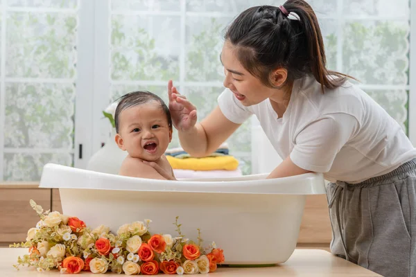 Mandi Bayi Asia Yang Tenang Bak Mandi Menikmati Tertawa Ibu — Stok Foto