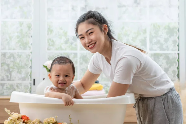 Calm Asian Baby Bathing Bathtub Enjoy Laughing Mother Bathing Her — Stok Foto