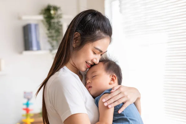 Happy Asian Mother Holding Cute Newborn Baby Sleep Arm Comfort — Stok Foto