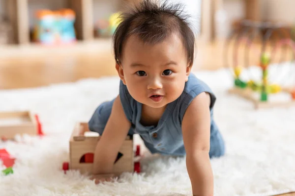 Bayi Balita Asia Yang Sehat Merangkak Lantai Untuk Belajar Merangkak — Stok Foto