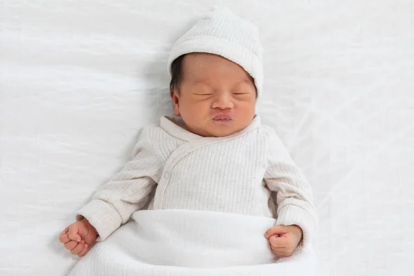 อปว วทารกทารกแรกเก ความส ขนอนบนผ ขาวสะดวกสบายและปลอดภ ยในท อบอ กเอเช ยทารกแรกเก ดนอนหล — ภาพถ่ายสต็อก