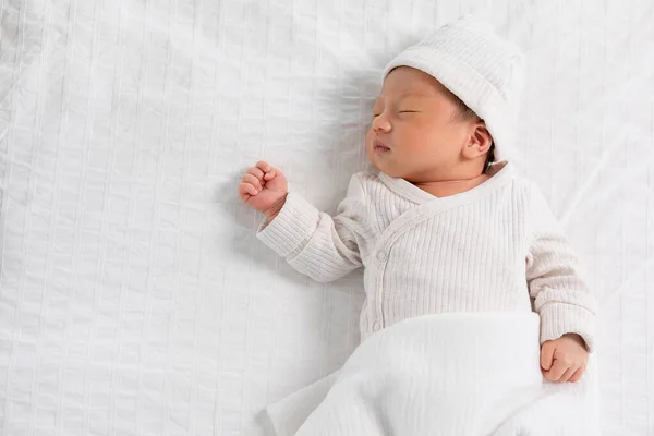 Top View Happy Newborn Baby Lying Sleeps White Blanket Comfortable — Stok Foto