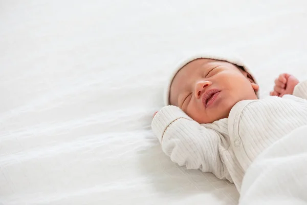 Top View Happy Newborn Baby Lying Sleeps White Blanket Comfortable — Stok Foto