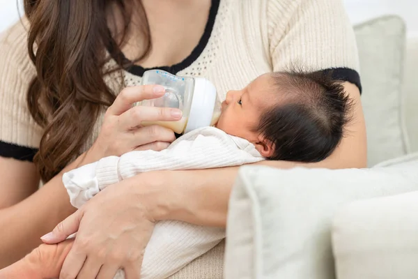 Close Hand Mother Holding Milk Bottle Newborn Baby Lying Bed — Stok Foto