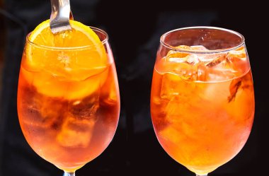 Erkek bir barmen, bir restoranda mavi eldivenli alkollü bir kokteyl hazırlıyor. Barmen konsepti. Barda lezzetli, ferahlatıcı içecekler servis edilir. Bir kokteyl süslemesi.