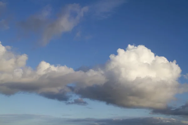 Cielo azul fondo con nubes —  Fotos de Stock