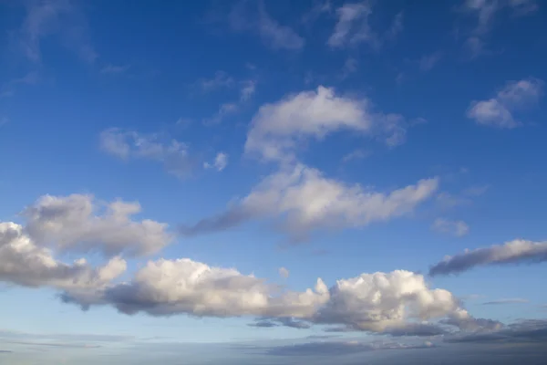 Cielo azul fondo con nubes —  Fotos de Stock