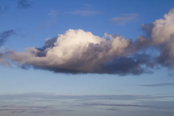 Cielo azul fondo con nubes —  Fotos de Stock