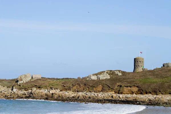 Torri scappatoia a Guernsey che sorvegliano la costa . — Foto Stock