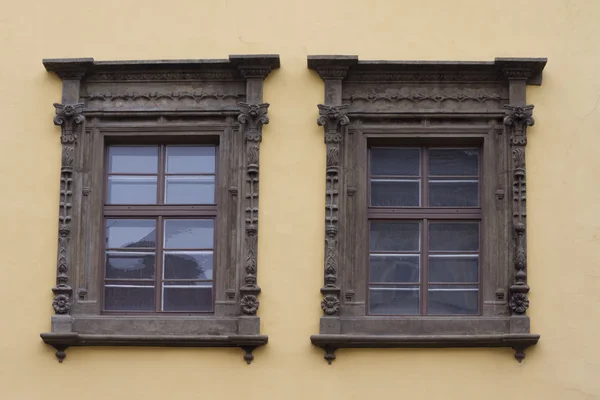 Красивые окна архитектуры — стоковое фото