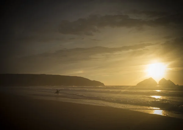 Silhueta de um surfista ao pôr-do-sol — Fotografia de Stock