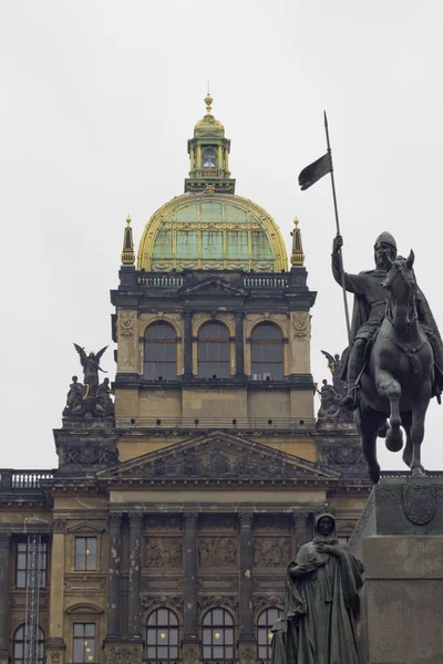 Statue und schöne Architektur — Stockfoto