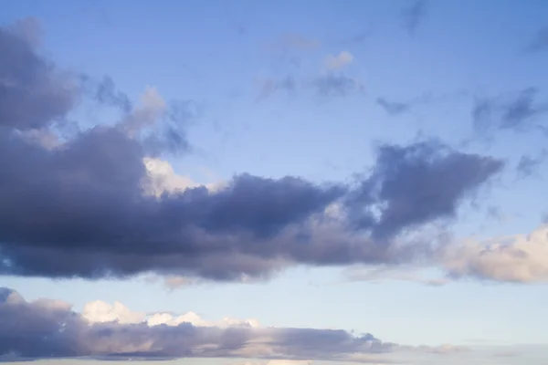 Cielo azul fondo con nubes —  Fotos de Stock