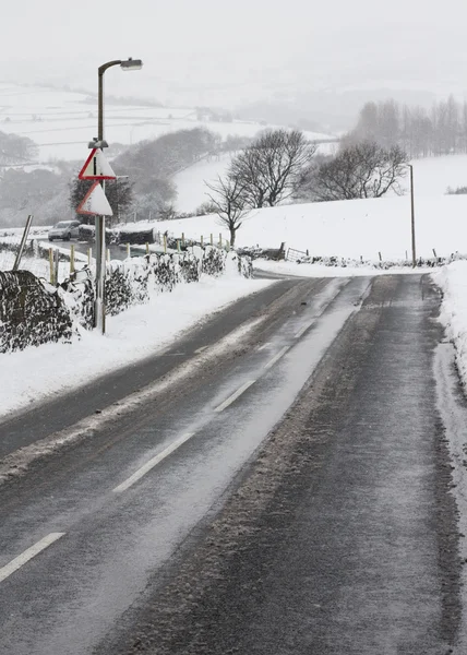 Nevando no campo — Fotografia de Stock