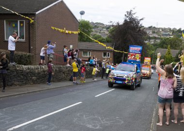 Greetland, Angleterre, juil 06 : véhicules pendant le passage de la p