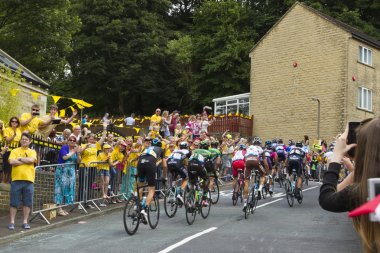 Greetland, İngiltere, jul 06: hullen kenar la kadar sürme peloton