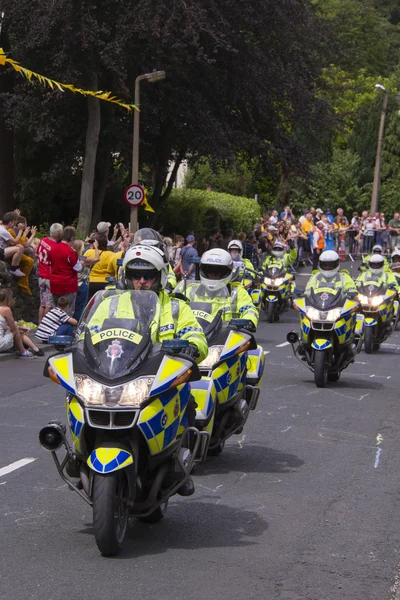 Greetland, england, jul 06: die polizei fährt mit einer Menschenmenge vor — Stockfoto