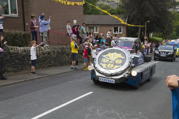 Greetland, England, JUL 06: vehicles during the passing of the p — Stock Photo, Image