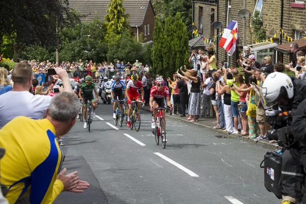 Greetland, England, JUL 06: The peloton riding up Hullen edge la — Stock Photo, Image