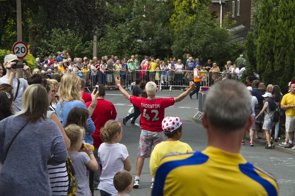 Greetland, Angleterre, JUL 06 : Une foule de gens se lamentent pour la cy — Photo