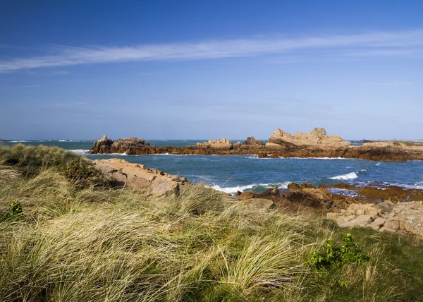 Kustnära scen på guernsey, channel islands — Stockfoto